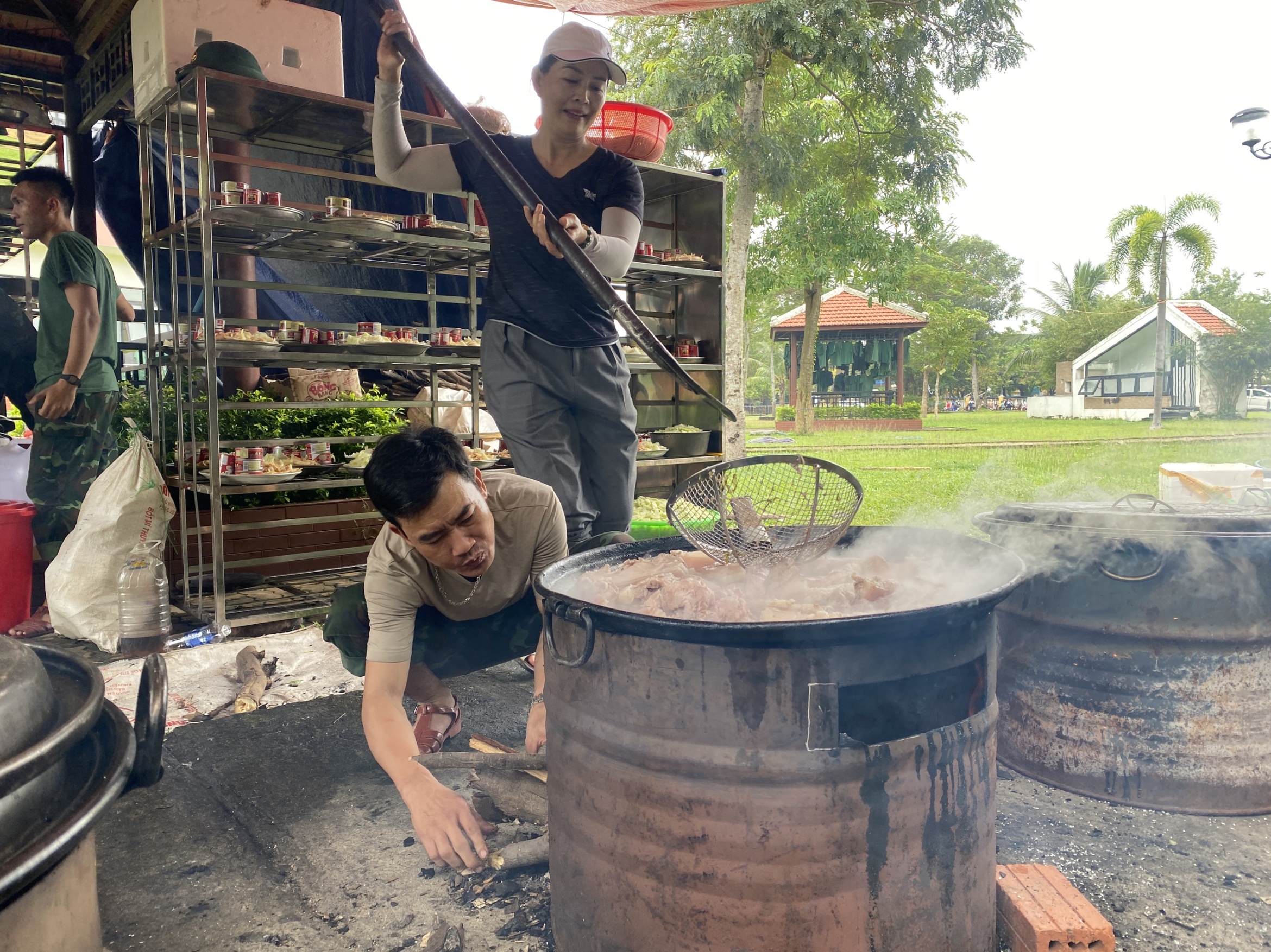 部队涉水帮助民众清理洪水后的淤泥,不麻烦哪怕一瓶水、一盒饭